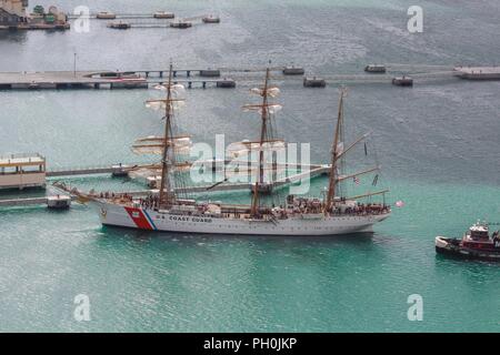 Les garde-côte Eagle, 'America's Tall Ship', se rendra à San Juan, Porto Rico du 15 au 18 juin, où il sera ouvert aux visites du public gratuitement au quai 1 au cours de l'horaire suivant : Samedi 16 juin, de 10 h à 19 h dimanche 17 juin, de 13 h à 19 h Lundi 18 juin de 10 heures à 19 heures "L'aigle a une longue histoire de la voile dans les Caraïbes", a déclaré le Capitaine Eric King, commandant de la Garde côtière des États-Unis Le Secteur de San Juan. 'Les cadets sont vraiment hâte de partager ces 82 ans trésor marin avec le peuple de la République dominicaine et Porto Rico dans le cadre de Banque D'Images