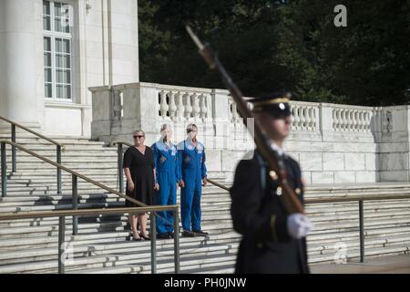 Les astronautes de la NASA Mark Vande Hei (centre) et Joe Acaba (droite) assister à la relève de la garde sur la Tombe du Soldat inconnu au cimetière national d'Arlington, Arlington, Virginia, le 15 juin 2018. Tandis qu'à l'ANC, Vande Hei et Acaba présenté au Colonel Jerry Farnsworth, chef de cabinet, le Cimetière National d'Arlington et de l'armée, les cimetières militaires nationales de l'ANC un patch qui a été employé à bord de vol de la Station spatiale internationale (ISS) au cours des expéditions 53/54. Ils ont également présenté le Colonel Jason Garkey, commandant du régiment, le Régiment d'infanterie américain 3d (la vieille garde), avec un tombeau Guard Identificat Banque D'Images