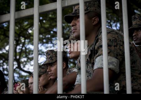 Les Marines américains avec 1er Bataillon, 12e Régiment de Marines, observer la cérémonie de passation de commandement de la Base du Corps des Marines, New York, 15 juin 2018. Le lieutenant-colonel Benjamin Harrison a cédé le commandement au Lieutenant-colonel Jeffery Curtis. Banque D'Images