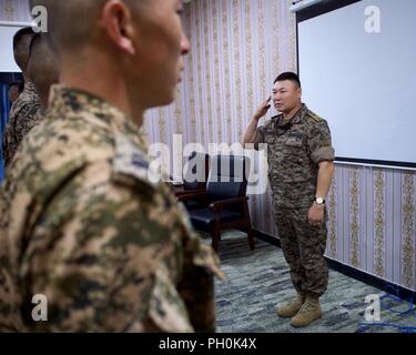 Les Forces armées mongoles Brig. Le général L., Ganselem l'exercice co-directeur pour KHAAN QUEST 18, renvoie un hommage aux soldats du CRG qui participent à des opérations fluviales de pré-formation le 15 juin 2018, à l'établissement de la paix en Mongolie. Khaan Quest 2018 est un exercice multinational, co-parrainé par américaines du Pacifique et organisé chaque année par le forces armées mongoles. KQ18 est la dernière d'une série d'exercices destinés à promouvoir la paix et la sécurité régionales. L'exercice de cette année marque le 16e anniversaire de cet événement de formation. Banque D'Images