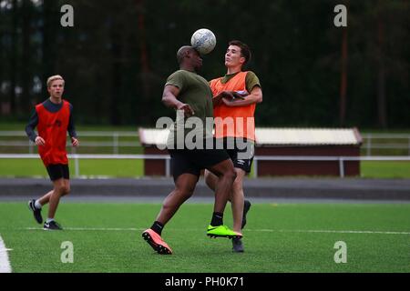 British Royal Marines et Marines des États-Unis avec Force-Europe 18,1 Rotation Marine a participé à un match de football contre les soldats norvégiens avec Home Guard 12 à Stordal, la Norvège, le 15 juin 2018. Les Marines ont marqué trois buts dans la deuxième moitié d'égaler le match à 4-4. Le jeu n'était qu'un des nombreux événements communautaires et de formation les Marines plan visant à mener avec leurs alliés de l'OTAN. Banque D'Images