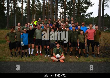 British Royal Marines et Marines des États-Unis avec Force-Europe 18,1 Rotation Marine a participé à un match de football contre les soldats norvégiens avec Home Guard 12 à Stordal, la Norvège, le 15 juin 2018. Les Marines ont marqué trois buts dans la deuxième moitié d'égaler le match à 4-4. Le jeu n'était qu'un des nombreux événements communautaires et de formation les Marines plan visant à mener avec leurs alliés de l'OTAN. Banque D'Images