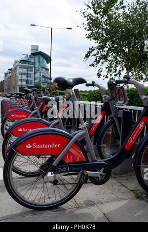 Une station d'contenant TFL bicyclettes au Wapping, East London. Les bicyclettes sont parrainés par Santander et sont généralement connus comme Boris Bikes. Banque D'Images