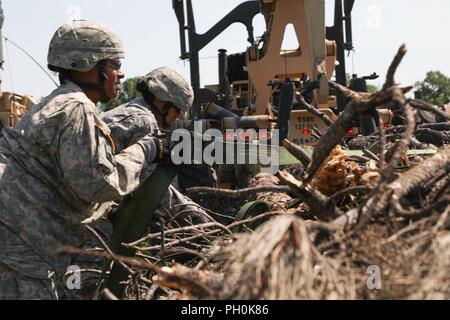 Des soldats américains de la 137e compagnie de transport, de la Garde nationale du Kansas, déposer les sangles à cliquet de l'arrêt de pieux en bois pendant la Golden Coyote dans Red Shirt, S.D., 15 juin 2018. Le Coyote d'or l'exercice est un trois-phase, axée sur des mises en exercice mené dans les Black Hills du Dakota du Sud et le Wyoming, qui permet de se concentrer sur les commandants de mission besoins essentiels concernant la tâche, les tâches et les exercices de combat guerrier. Banque D'Images