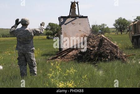 Le sergent de l'armée américaine. Billy Williams, de la 137e compagnie de transport, de la Garde nationale du Kansas, masse guide une M1075A1 Système Pallotized chariot lors de Coyote d'or en chemise rouge, S.D., 15 juin 2018. Le Coyote d'or l'exercice est un trois-phase, axée sur des mises en exercice mené dans les Black Hills du Dakota du Sud et le Wyoming, qui permet de se concentrer sur les commandants de mission besoins essentiels concernant la tâche, les tâches et les exercices de combat guerrier. Banque D'Images