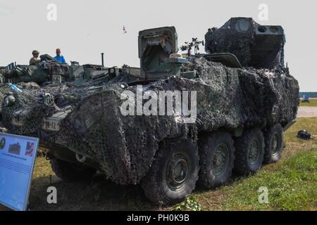 Les soldats de l'armée des États-Unis à partir du 1er Peloton, siège de l'Administration centrale et les pays fournisseurs, 1er Escadron, 2e cavalerie, un missile antichar M1134 Véhicule 'Stryker' au cours de l'événement final de grève 18 Sabre à Bemowo Piskie Domaine de formation, la Pologne le 15 juin 2018. Grève 18 Sabre est la huitième édition de l'armée américaine de longue date par l'Europe exercice de coopération visant à améliorer l'interopérabilité entre les alliés et les partenaires régionaux. (Michigan Army National Guard Banque D'Images