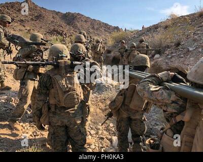 Marines avec 4e Bataillon de Génie de Combat, 4e Division de marines, se préparent à mener des exercices de tir réel sur gamme 410A, un peloton d'attaque renforcé au cours de la formation intégrée, la gamme 4-18 Exercice au Marine Corps Air Ground Combat Center Twentynine Palms, Californie, le 14 juin 2018. L'ITX 4-18 fournit sur la masse de l'air les éléments de la Force opérationnelle l'occasion de subir une évaluation de niveau de service des compétences de base qui sont essentielles à l'avant-corps expéditionnaire, les opérations de déploiement. Banque D'Images