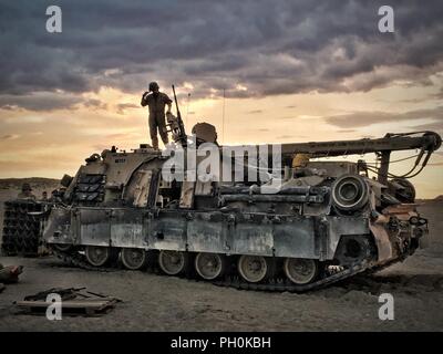 Les Marines américains avec le 4ème Bataillon de Génie de Combat, 4e Division de marines, de préparer leur M88A2 Récupération Hercules pour le départ du véhicule avant d'effectuer un cours d'assaut mécanisé réservoir intégré au cours de l'exercice Formation 4-18 au Marine Corps Air Ground Combat Center Twentynine Palms, Californie, le 15 juin 2018. L'ITX 4-18 fournit sur la masse de l'air les éléments de la Force opérationnelle l'occasion de subir une évaluation de niveau de service des compétences de base qui sont essentielles à l'avant-corps expéditionnaire, les opérations de déploiement. Banque D'Images