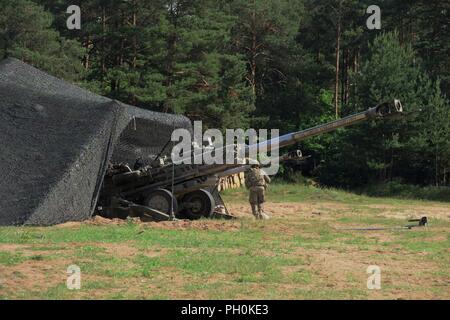 Les soldats de l'Armée américaine affecté à la batterie d'artillerie Archer, de l'Escadron, 2e régiment de cavalerie, d'exécuter une mission de tir avec leur M777 de 155 mm d'artillerie au cours de l'effort avec 2 Puma Battle Group Pologne Bemowo Piskie au domaine de formation, la Pologne le 15 juin 2018. Banque D'Images