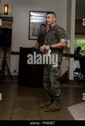 CAMP COURTNEY, Okinawa, Japon - Le Colonel Mike Phillips donne à ses remarques au cours de la cérémonie de la retraite pour le Sgt tir principal. Carlito D. Saber 15 juin sur Camp Courtney, Okinawa, Japon. Sabre a servi plus de 30 ans de service honorable. Il a pris sa retraite en tant que le chef de la communication III Marine Expeditionary Force G6. Banque D'Images