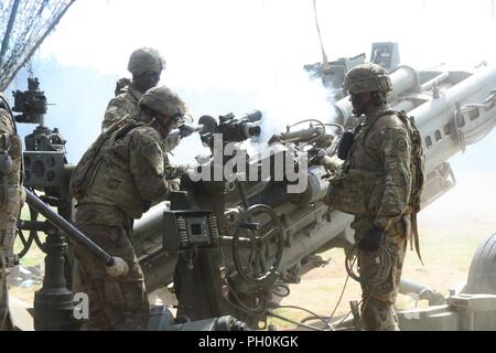 Les soldats de l'Armée américaine affecté à la batterie d'artillerie Archer, de l'Escadron, 2e régiment de cavalerie, d'exécuter une mission de tir avec leur M777 de 155 mm d'artillerie au cours de l'effort avec 2 Puma Battle Group Pologne Bemowo Piskie au domaine de formation, la Pologne le 15 juin 2018. Banque D'Images