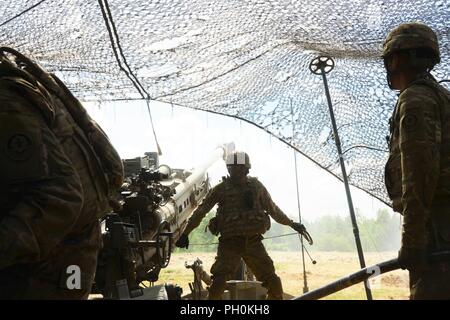 Les soldats de l'Armée américaine affecté à la batterie d'artillerie Archer, de l'Escadron, 2e régiment de cavalerie, d'exécuter une mission de tir avec leur M777 de 155 mm d'artillerie au cours de l'effort avec 2 Puma Battle Group Pologne Bemowo Piskie au domaine de formation, la Pologne le 15 juin 2018. Banque D'Images