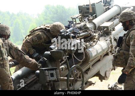 Les soldats de l'Armée américaine affecté à la batterie d'artillerie Archer, de l'Escadron, 2e régiment de cavalerie, d'exécuter une mission de tir avec leur M777 de 155 mm d'artillerie au cours de l'effort avec 2 Puma Battle Group Pologne Bemowo Piskie au domaine de formation, la Pologne le 15 juin 2018. Banque D'Images