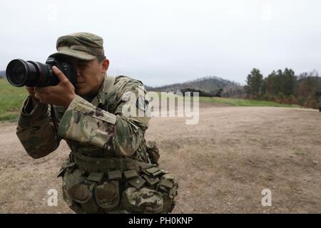 Circuit de l'armée américaine. James Smith, un grand nombre de blessés des documents de formation à l'appui de Coyote d'or, Custer State Park, S.D., 16 juin 2018. Le Coyote d'or l'exercice est un trois-phase, axée sur des mises en exercice mené dans les Black Hills du Dakota du Sud et le Wyoming, qui permet de se concentrer sur les commandants de mission besoins essentiels concernant la tâche, les tâches et les exercices de combat guerrier. Banque D'Images
