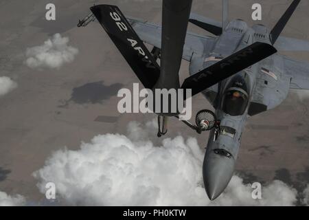 Un U.S. Air Force KC-135 Stratotanker ravitaille un U.S. Navy F/A-18E Super Hornet sur l'Irak le 15 juin 2018. Le KC-135 Stratotanker ravitaillement aérien fournit un soutien aux États-Unis et de la coalition, à l'ensemble des États-Unis 24/7 Air Forces Central Command zone de responsabilité. Banque D'Images