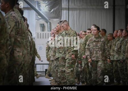 Les soldats de la Garde nationale armée du Missouri avec détachement 3, B. Co., 935e Bataillon de soutien à l'aviation, de Warrensburg, Mo., chute dans le derrière de la formation B. Co. Des soldats du Dakota du Sud, la Géorgie et l'Illinois, après avoir reçu le "volant" de la 35e Brigade d'aviation de combat (CAB) lors d'une cérémonie au nord de Fort Hood, au Texas, le 15 juin 2018. La cérémonie de correctifs symbolisé l'unification de la compagnie Bravo et la 35e de la cabine. Banque D'Images