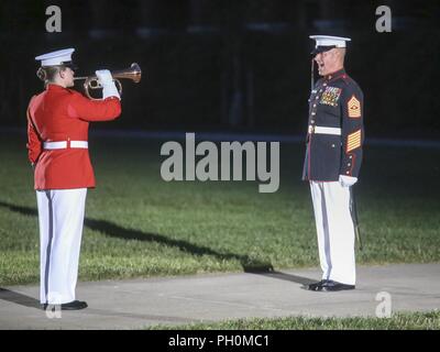 Le s.. Cody Williams, cérémonial clairon, "Les commandants propre" U.S. Marine Drum & Bugle Corps, exécute un clairon et le Sgt. Le major Matthew R. Hackett, sergent-major, Marine Barracks, Washington appelle une commande lors d'un défilé vendredi soir chez Marine Barracks Washington D.C., le 15 juin 2018. L'invité d'honneur pour le défilé a été sous-secrétaire de la défense du personnel et de l'état de préparation, l'honorable Robert Wilkie (à gauche), et il a été accueilli par des militaires Sous Secrétaire à la défense du personnel et de l'état de préparation, le Lieutenant-général H. Stacy Clardy (droite). Banque D'Images