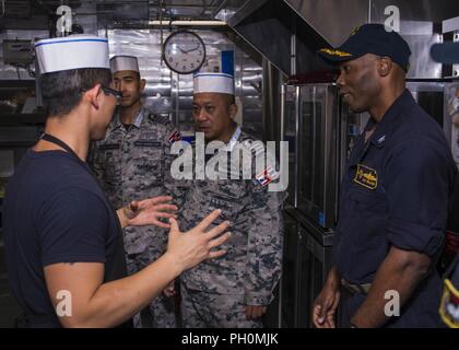 De Thaïlande (18 juin 2018) - Le Capitaine Lex Walker (à droite), le capitaine de la Marine royale thaïlandaise Thumrong Supunpong (milieu) et le Capitaine de vaisseau royal thaïlandais Yuthanavi Mungthanya (à gauche) visite guidée de USS Mustin (DDG 89) au cours de la préparation et de la formation Coopération à flot (CARAT) Thaïlande 2018. L'exercice multilatéral (carat), dans son 2e tour et impliquant les États-Unis, Singapour et la Thaïlande, est conçu pour renforcer les capacités mutuelles dans un large spectre de la guerre navale qui permettent aux marines partenaire d'opérer efficacement ensemble comme une force maritime unifié. Banque D'Images