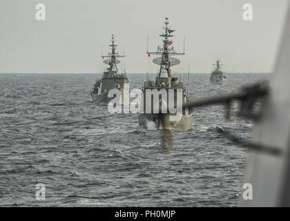 De Thaïlande (18 juin 2018) - USS Mustin (DDG 89) cours d'avance sur HTMS Naresuan (FFG) 421, HTMS Bangpakong (FFG) 456 et 422 (FFG Taksin HTMS) au cours d'un exercice de tir de tir réel à l'appui de la coopération de l'état de préparation et de formation à flot (CARAT) Thaïlande 2018. L'exercice multilatéral (carat), dans son 2e tour et impliquant les États-Unis, Singapour et la Thaïlande, est conçu pour renforcer les capacités mutuelles dans un large spectre de la guerre navale qui permettent aux marines partenaire d'opérer efficacement ensemble comme une force maritime unifié. Banque D'Images