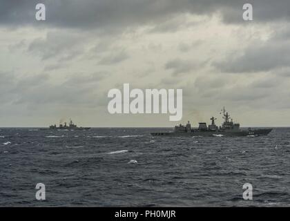 De Thaïlande (18 juin 2018) - USS Mustin (DDG 89) aux côtés de la vapeur HTMS Naresuan (FFG) 421 et 422 (FFG Taksin HTMS) au cours d'un exercice de tir de tir réel à l'appui de la coopération de l'état de préparation et de formation à flot (CARAT) Thaïlande 2018. L'exercice multilatéral (carat), dans son 2e tour et impliquant les États-Unis, Singapour et la Thaïlande, est conçu pour renforcer les capacités mutuelles dans un large spectre de la guerre navale qui permettent aux marines partenaire d'opérer efficacement ensemble comme une force maritime unifié. Banque D'Images