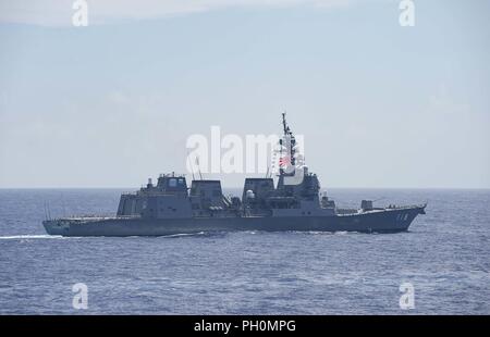 PHILLIPINE MER (15 juin 2018) Le destroyer de classe Akizuki JS Fuyuzuki (DD-118) navigue dans la formation de groupes avec des navires américains, japonais et d'autodéfense maritime la marine indienne de Malabar au cours de l'exercice 2018. 2018 Malabar est le 22e version de l'exercice et la première fois qu'il a été hébergé au large de Guam, conçu à l'avance de militaires à militaires dans un environnement multinational de coordination entre les États-Unis, le Japon et les forces maritimes de l'Indien. Banque D'Images