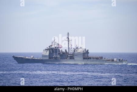 PHILLIPINE MER (15 juin 2018) la classe Ticonderoga croiseur lance-missiles USS Chancellorsville (CG 62) voiles dans la formation de groupes avec des navires en provenance des États-Unis, du Japon et de la Force d'autodéfense maritime la marine indienne de Malabar au cours de l'exercice 2018. 2018 Malabar est le 22e version de l'exercice et la première fois qu'il a été hébergé au large de Guam, conçu à l'avance de militaires à militaires dans un environnement multinational de coordination entre les États-Unis, le Japon et les forces maritimes de l'Indien. Banque D'Images