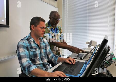 U.S Air Force Staff Sgt. Alan Thompson, affecté à la 833e Escadron d'opérations cybernétiques (COS) (à gauche), et Elias Kelley, un cyber/analyste de réseau pour la 836 e COS, tant sur les différentes équipes de la concurrence, de collaborer au jour trois régimes au cours de l'scénario Cyber X-Games 2018, organisée par la Réserve de l'Armée de Cyber Operations Group (ARCOG), 335e la commande Signal (théâtre) et l'Université du Texas à San Antonio (UTSA), le 15 juin à l'UTSA. Le Cyber X-Games est un exercice de cinq jours animé par le milieu universitaire et militaire composé de partenariats et de reconnaissance de l'enquête de l'environnement cybernétique, injecter détecter Banque D'Images