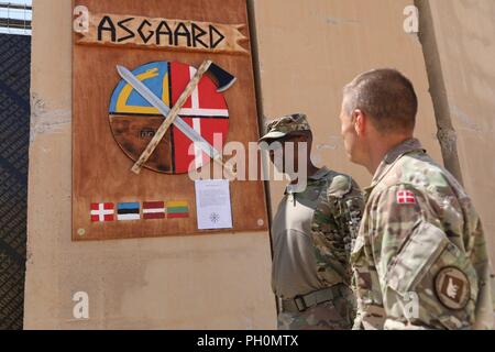 Le Commandement de l'armée américaine le Sgt. Le major Michael Crosby, commande le Sgt. Le major Combined Joint Task Force - Fonctionnement inhérents résoudre, et un officier sous-contingent danois, discuter de la formation qui aura lieu à l'amélioration de la capacité de partenariat site dans Al Asad, l'Iraq, le 15 juin 2018. Cette formation fait partie de la Force opérationnelle interarmées combinée globale - Fonctionnement amélioré la capacité inhérente de résoudre partenaire mission qui se concentre sur la formation pour améliorer la sécurité au sein de la nation. Banque D'Images