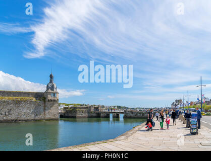 La promenade du front de mer à l'extérieur de la vieille ville historique (ville close), Concarneau, Finistère, Bretagne, France Banque D'Images