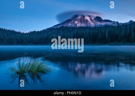 Le mont Rainier avec nuages lenticulaires au lever du soleil de la réflexion Lake ; Mount Rainier National Park, Washington. Banque D'Images