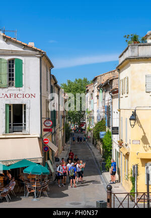 Vue vers le bas de la rue Voltaire (d'Arles Les Arènes d'Arles), Arles, Provence, France Banque D'Images