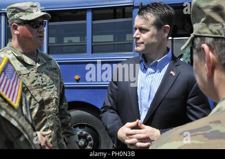 Le sénateur américain Todd Young, de l'Indiana et de l'armée américaine le général Courtney P. Carr, Indiana, adjudant général de la Garde nationale de l'Indiana, de l'arrêter un moment au cours d'une visite de base pour accueillir les soldats affectés à la Garde nationale de l'Indiana, 81e à la commande des troupes Hulman Field Air National Guard Base, Ind., 15 juin 2018. Au cours de la visite, M. Young a reçu des informations sur les capacités uniques de la 181e Escadre de renseignement. Banque D'Images