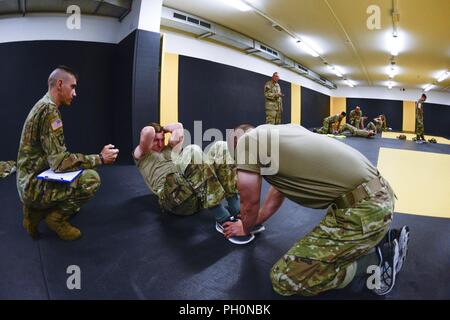 Des soldats effectuent un test d'aptitude physique au cours de la 7ème commande d'entraînement de l'Armée Concours meilleur guerrier, le 19 juin 2018. L'événement de trois jours se terminant le 21 juin 2018 avec l'annonce de la 7ème commande d'entraînement de l'armée sous-officier, officier et soldat de l'année. Les gagnants auront une place à la concurrence dans l'Europe de l'armée américaine meilleur guerrier de la concurrence. Banque D'Images