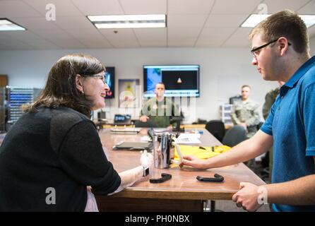 Mme Ricki Selva, épouse du U.S. Air Force Général Paul Selva, Vice-président de l'état-major interarmées, parle avec Nick Wright lors d'une tournée de la Spark Phoenix Lab à Travis Air Force Base, en Californie, le 15 juin 2018. Phoenix est un programme Spark affrété par le général Carlton D. Everhart II, commandant de l'Air Mobility Command, et offre un moyen pour l'AMC d'aviateurs canadiens à être innovateurs dans la recherche de moyens dans la modernisation de l'Armée de l'air. Banque D'Images