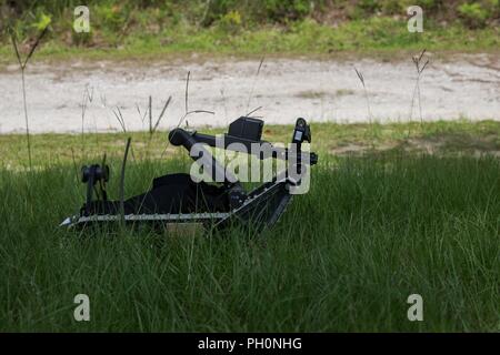 Un iRobot 310 la masse de petits véhicules véhicule se déplace dans l'herbe sur Camp Lejeune, N.C., le 14 juin 2018. Marines formés pour détecter plusieurs types de menaces de se préparer pour un déploiement prochain. Banque D'Images