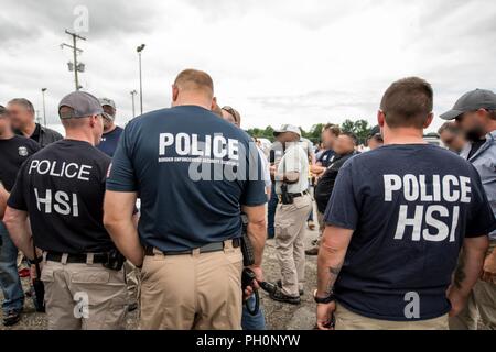 SALEM, OH - agents spéciaux de U.S. Immigration and Customs Enforcement (ICE) Homeland Security Investigations (HSI) mardi tard a exécuté un mandat de perquisition au criminel marque fraîche à Salem, OH, en plus de la recherche de documents de souscription à trois autres marquer les emplacements dans le Nord de l'Ohio. Au cours de l'exécution du mandat de recherche, les autorités ont identifié plus de 100 Marque frais employés travaillant à la Salem de viande qui ont été l'objet d'arrestations pour infractions en matière d'immigration. Banque D'Images