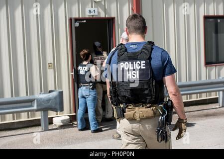 SALEM, OH - agents spéciaux de U.S. Immigration and Customs Enforcement (ICE) Homeland Security Investigations (HSI) mardi tard a exécuté un mandat de perquisition au criminel marque fraîche à Salem, OH, en plus de la recherche de documents de souscription à trois autres marquer les emplacements dans le Nord de l'Ohio. Au cours de l'exécution du mandat de recherche, les autorités ont identifié plus de 100 Marque frais employés travaillant à la Salem de viande qui ont été l'objet d'arrestations pour infractions en matière d'immigration. Banque D'Images