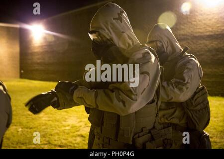 Les Marines américains, avec des armes chimiques, biologiques, radiologiques et nucléaires (CBRN), peloton du bataillon de l'Administration centrale, 1 Division de marines, la sécurité axée sur la mission de la posture de protection niveau quatre au cours de la notion de monde réel cours Opérations CBRN au Guardian Centres en Perry, Géorgie, le 19 juin 2018. Cette formation a été menée pour améliorer et affiner la conduite de l'exploitation des sites sensibles, qui prend en charge le cycle de décision du commandant et maintient son élan pendant les opérations de combat. Banque D'Images