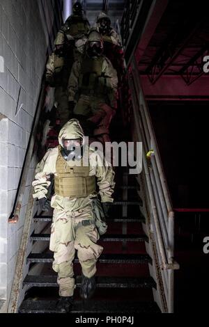 Les Marines américains avec des armes chimiques, biologiques, radiologiques et nucléaires (CBRN), peloton du bataillon de l'Administration centrale, 1 Division de marines, d'utiliser la posture de protection axé sur la mission au niveau de quatre au cours de la notion de monde réel cours Opérations CBRN au Guardian Centres en Perry, Géorgie, le 19 juin 2018. Cette formation a été menée pour améliorer et affiner la conduite de l'exploitation des sites sensibles, qui prend en charge le cycle de décision du commandant et maintient son élan pendant les opérations de combat. Banque D'Images