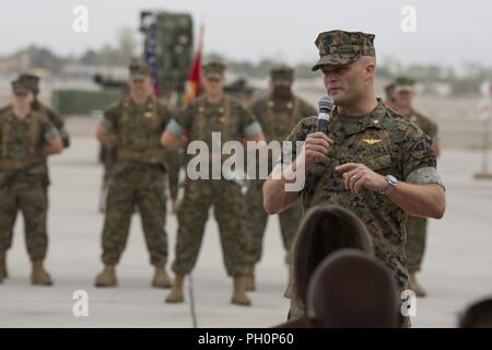 Les Marines américains avec le Siège et l'Escadron (H&HS), Marine Corps Air Station (MCAS) Yuma, participer à la cérémonie de changement de commandement où le lieutenant-colonel James S. Tanis, commandant pour H&HS a cédé le commandement au Lieutenant-colonel James C. Paxton sur MCAS Yuma (Arizona), le 15 juin 2018. La cérémonie de passation de commandement représente le transfert de responsabilité, l'autorité et la responsabilité du commandant sortant au nouveau commandant. Banque D'Images