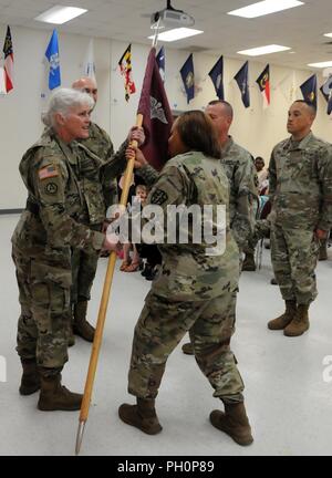 Le colonel de réserve de l'armée américaine Regina Powell, le commandant sortant, celui-ci renonce à la commande le colonel Todd Traver au cours d'une cérémonie de passation de commandement présidé par l'Armée de terre commande médical général commandant, le général de Mary Link, qui a eu lieu le lundi 18 juin 2018 à Forest Park, Georgia. La cérémonie de passation de commandement symbolise la poursuite de leadership et d'identité de l'unité malgré le changement d'autorité individuelle. Il représente également le transfert du pouvoir d'un chef à un autre ; en passant le drapeau de cérémonie du commandant sortant de l'arrivée est une représentation physique de ce transfert. Banque D'Images