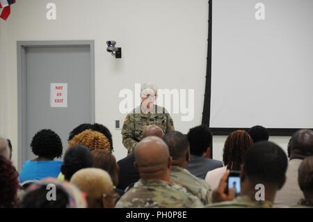 Réserve de l'Armée de terre commande médical général commandant, le général de Mary Link, à condition remarques au cours du service médical de l'Armée de terre commande Gestion professionnelle Cérémonie de passation de commandement tenue le lundi 18 juin 2018 à Forest Park, Georgia. Le colonel de réserve de l'armée américaine Todd Traver a pris le commandement du colonel de Regina Powell, le commandant sortant. La cérémonie de passation de commandement symbolise la poursuite de leadership et d'identité de l'unité malgré le changement d'autorité individuelle. Il représente également le transfert du pouvoir d'un chef à un autre ; en passant le drapeau de cérémonie à commandant entrant sortant Banque D'Images