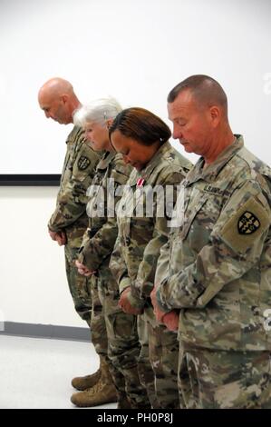 La partie officielle s'inclina la tête pour la bénédiction du ministère de santé de l'armée au cours de la commande de gestion professionnelle cérémonie de passation de commandement tenue le lundi 18 juin 2018 à Forest Park, Georgia. Le colonel de réserve de l'armée américaine Todd Traver a pris le commandement du colonel de Regina Powell, le commandant sortant, au cours de la cérémonie présidée par l'Armée de terre commande médical général commandant, le général de Mary Link. La cérémonie de passation de commandement symbolise la poursuite de leadership et d'identité de l'unité malgré le changement d'autorité individuelle. Il représente également le transfert du pouvoir d'un le Banque D'Images