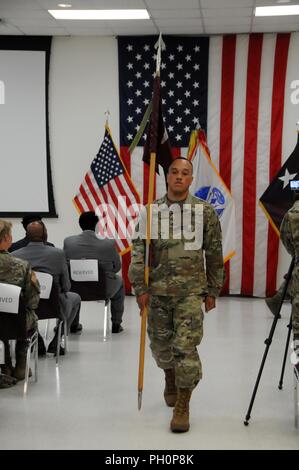 Le colonel de réserve de l'armée américaine Todd Traver a pris le commandement de l'Armée Ministère de la gestion professionnelle du colonel commande Regina Powell, le commandant sortant, lors de la cérémonie de passation de commandement présidé par l'Armée de terre commande médical général commandant, le général de Mary Link, qui a eu lieu le lundi 18 juin 2018 à Forest Park, Georgia. La cérémonie de passation de commandement symbolise la poursuite de leadership et d'identité de l'unité malgré le changement d'autorité individuelle. Il représente également le transfert du pouvoir d'un chef à un autre ; en passant le drapeau de cérémonie à virgule entrants sortants Banque D'Images