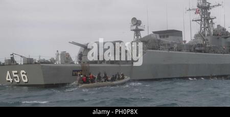 Golfe de Thaïlande (19 juin 2018) marins affectés à l'USS Mustin (DDG 89) se préparer à bord HTMS Bangpakong FFG (456) tout en participant à la visite, de sélection, de perquisition et de saisie avec la formation des marins de la Marine royale thaïlandaise de coopération au cours de préparation et de formation à flot (CARAT) Thaïlande 2018. L'exercice multilatéral (carat), dans son 2e tour et impliquant les États-Unis, Singapour et la Thaïlande, est conçu pour renforcer les capacités mutuelles dans un large spectre de la guerre navale qui permettent aux marines partenaire d'opérer efficacement ensemble comme une force maritime unifié. Banque D'Images