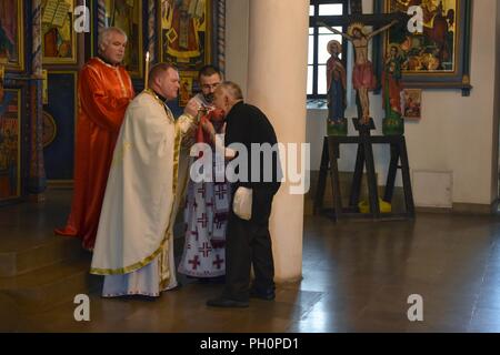 Le lieutenant-colonel James Sizemore (deuxième à gauche), un aumônier de la Garde nationale de l'Ohio, fournit la Sainte Communion à un paroissien 17 juin 2018, à la cathédrale Holy Trinity, dans la région de Leskovac, Serbie. Sizemore a également participé à la Divine Liturgie service en menant une partie du sermon, qui a été traduit par le Rév. Goran Sandic, aumônier orthodoxe en tant que premier lieutenant les forces armées serbes. L'invitation pour Sizemore de participer à la Liturgie découle de la forte 12 ans de partenariat entre l'Ohio et de la Serbie. Pour plus d'une décennie, l'Ohio et la Serbie se sont associés pour promouvoir la stabilité régionale et deve Banque D'Images