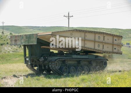 Des soldats américains avec la 211e compagnie du génie et l'augmentation de la mobilité (Société) de la Garde nationale du Dakota du Sud conduite des véhicules blindés de ponts à la formation La formation du Camp de Guernesey, WY, le 15 juin 2018. L'exercice de formation de Coyote d'or est un trois-phase, axée sur des mises en exercice mené dans les Black Hills du Dakota du Sud et le Wyoming, qui permet de se concentrer sur les commandants de mission besoins essentiels concernant la tâche, les tâches et les exercices de combat guerrier. Banque D'Images