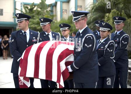 La base aérienne MacDill, sur la garde d'honneur porte le cercueil de l'U.S. Air Force Le Colonel Peter Stewart, un F-4C Phantom II pilote d'avion pendant la guerre du Vietnam, au cours d'un service d'honneurs militaires à l'église catholique Saint Matthieu de Winter Haven, en Floride, le 18 juin 2018. Après avoir fait du bénévolat pour prendre un autre pilote a lieu sur une mission de reconnaissance, son avion est abattu en 1966 sur le Vietnam et a été déclaré manquant dans l'action jusqu'à ce que ses restes ont été retrouvés par la défense POW/MIA Agence Comptable au cours de l'excavation en avril 2018. Banque D'Images