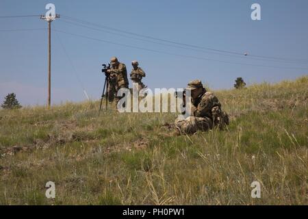 La FPC. James Smith avec la 982e compagnie de transmissions (Caméra Combat) (Airborne) documents de formation 2018 Coyote d'or de l'exercice, à la formation du domaine de Guernesey Camp, WY, le 15 juin 2018. L'exercice de formation de Coyote d'or est un trois-phase, axée sur des mises en exercice mené dans les Black Hills du Dakota du Sud et le Wyoming, qui permet de se concentrer sur les commandants de mission besoins essentiels concernant la tâche, les tâches et les exercices de combat guerrier. Banque D'Images