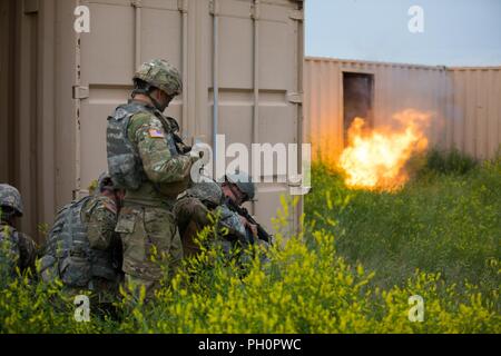 Les soldats avec 211e compagnie du Génie (mobilité et l'augmentation de l'entreprise) avec la Garde nationale du Dakota du Sud, détoner une charge explosive sur une porte à l'aire d'entraînement du nord du camp Guernesey, WY, le 15 juin 2018. L'exercice de formation de Coyote d'or est un trois-phase, axée sur des mises en exercice mené dans les Black Hills du Dakota du Sud et le Wyoming, qui permet de se concentrer sur les commandants de mission besoins essentiels concernant la tâche, les tâches et les exercices de combat guerrier. Banque D'Images